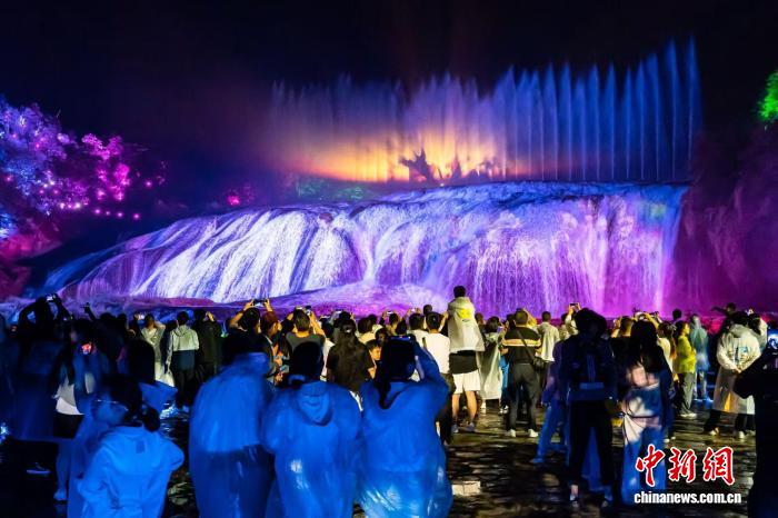 7月28日夜、貴州省の黄果樹景勝地・陡坡塘瀑布で西遊記をテーマにした大型ショー「再回西游」を鑑賞する観光客 (写真提供・黄果樹景勝地) 。