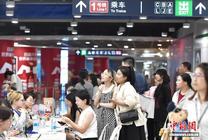 地下鉄駅構内で「就職ナイトフェア」開催　福建省福州