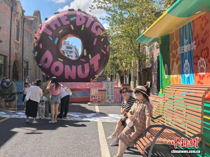 石庫門建築群に「ズートピア」のキャラが登場！　上海