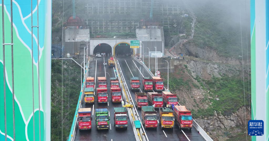 建設中の「世界一高い橋」で荷重試験スタート　貴州省