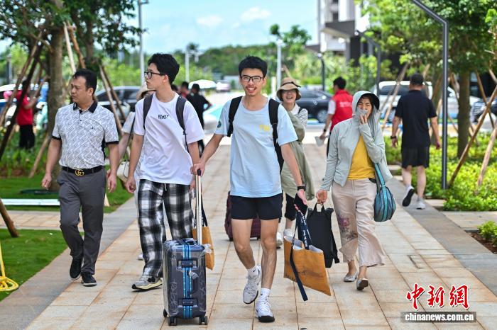 中国初となる海外の大学による単独運営校が開校し、新入生迎える　海南省