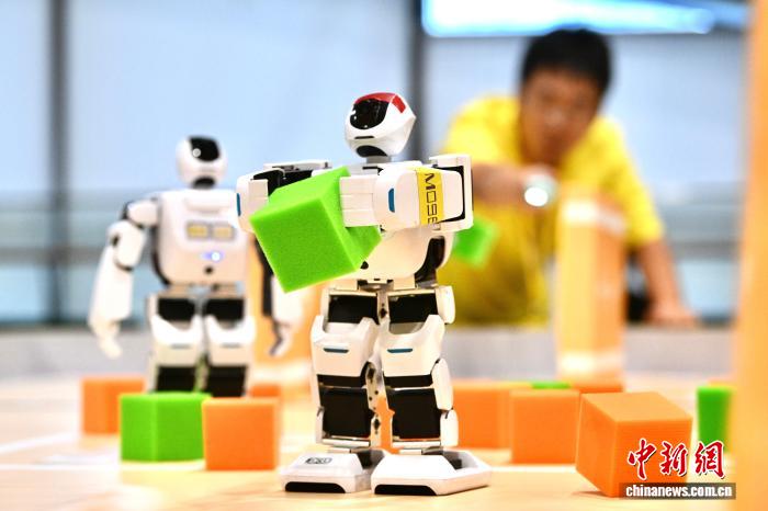 中国初の等身大人型ロボット大会が開幕　安徽省合肥