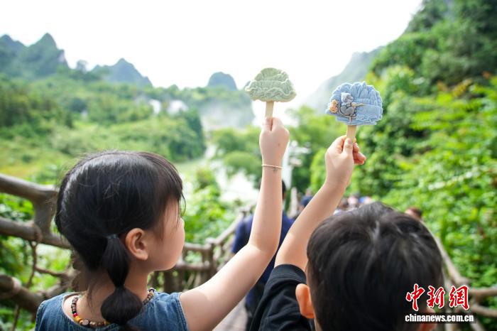 夏休み終盤、観光客で賑う中国初の国境観光協力区　広西