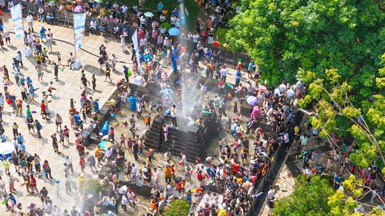 「水掛け祭り」の様子(撮影・牛良玉)。