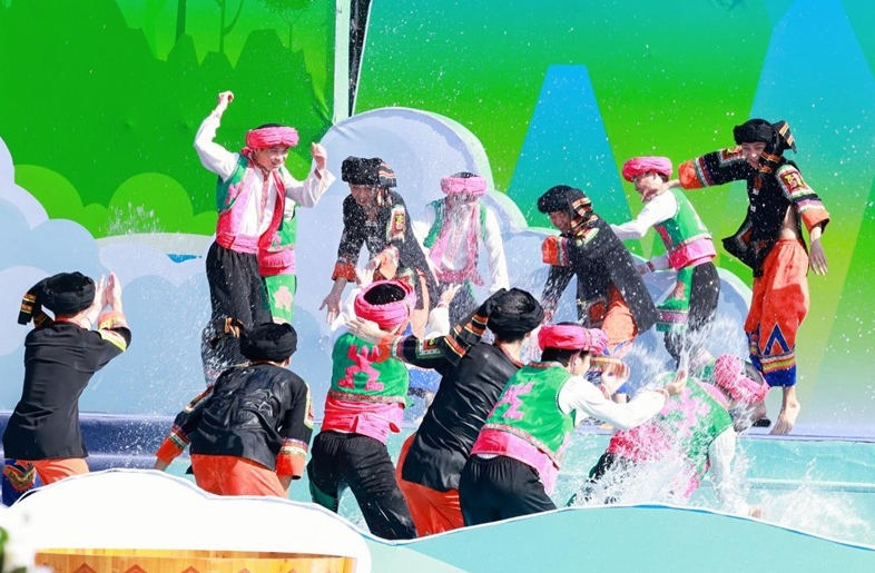 「水掛け祭り」の様子(撮影・牛良玉)。