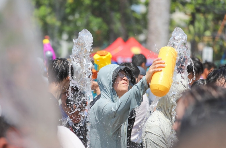 「水掛け祭り」の様子(撮影・牛良玉)。