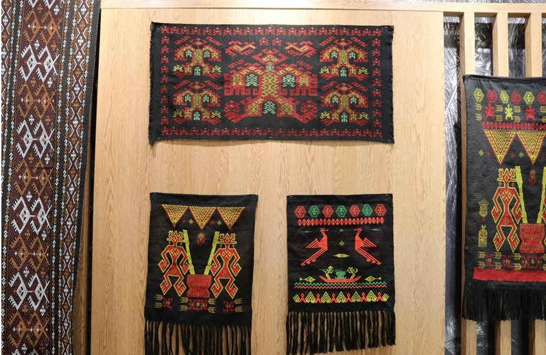 黎族伝統の織物や刺繍(撮影・符武平)。