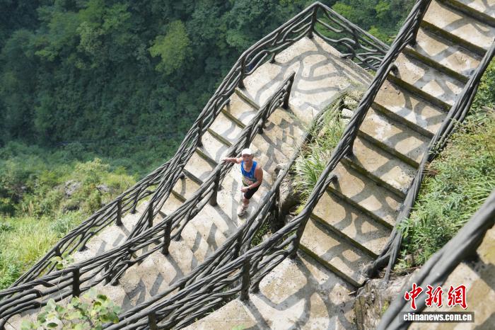 「登山王」目指し、3.6キロの険しい登山道に挑むランナーたち　湖南省張家界