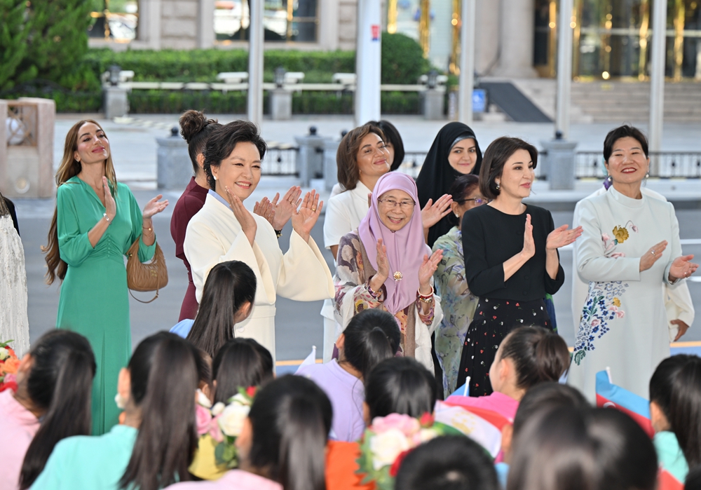 彭麗媛夫人がSCOサミット出席の各国首脳夫人と天津・海河を遊覧