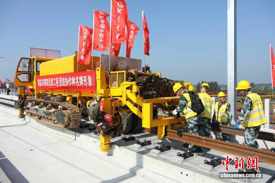 建設中の雄商高速鉄道の全線でレール敷設工事がスタート