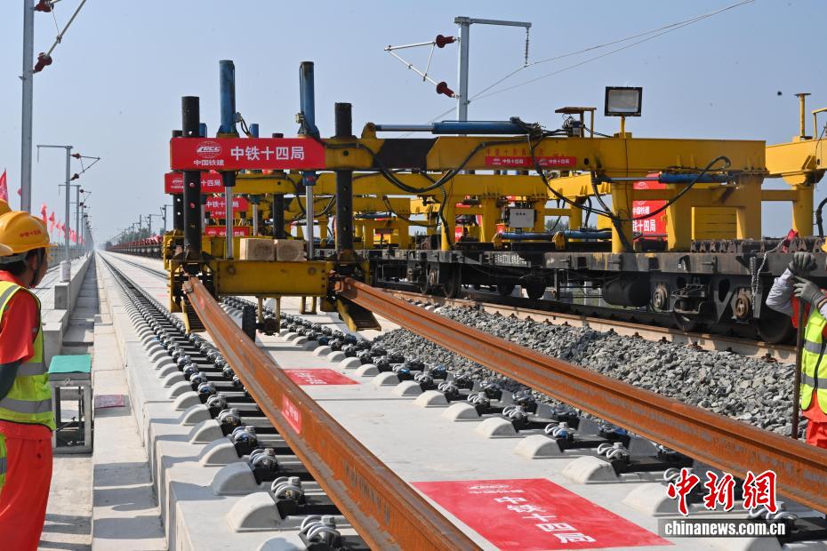 建設中の雄商高速鉄道の全線でレール敷設工事がスタート