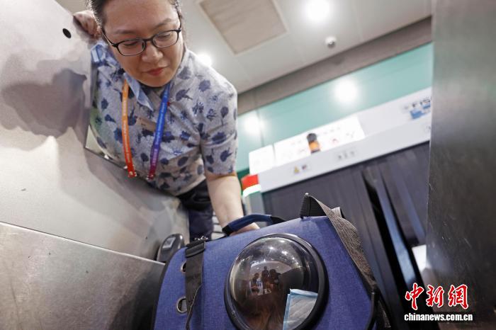 中国東方航空がペットと一緒に機内搭乗できるサービスを開始