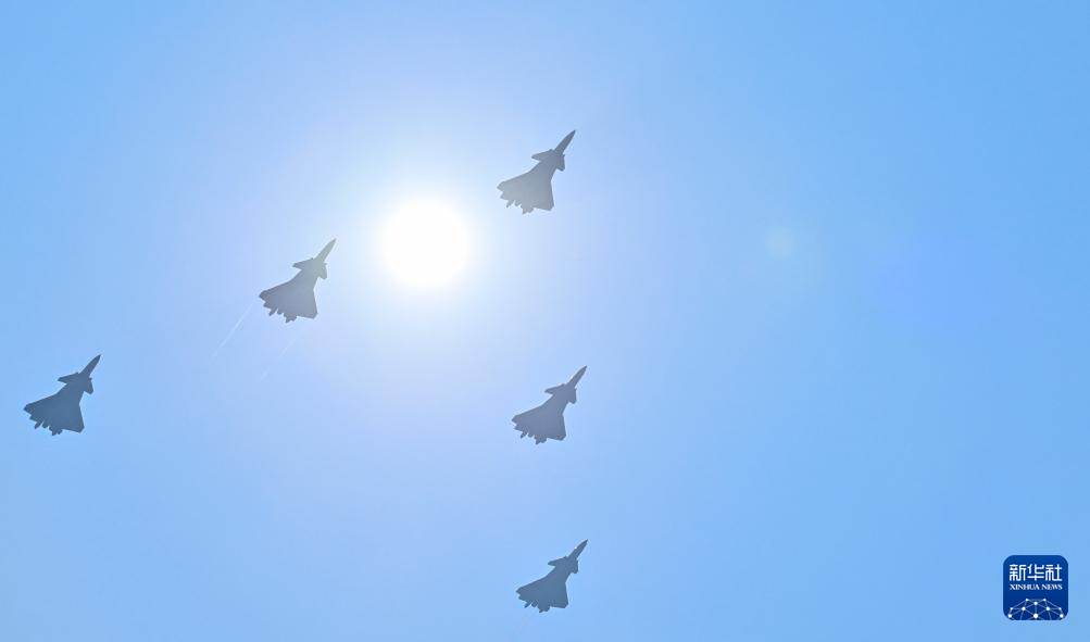 軍事パレード、新型ステルス戦闘機の数々が一斉披露