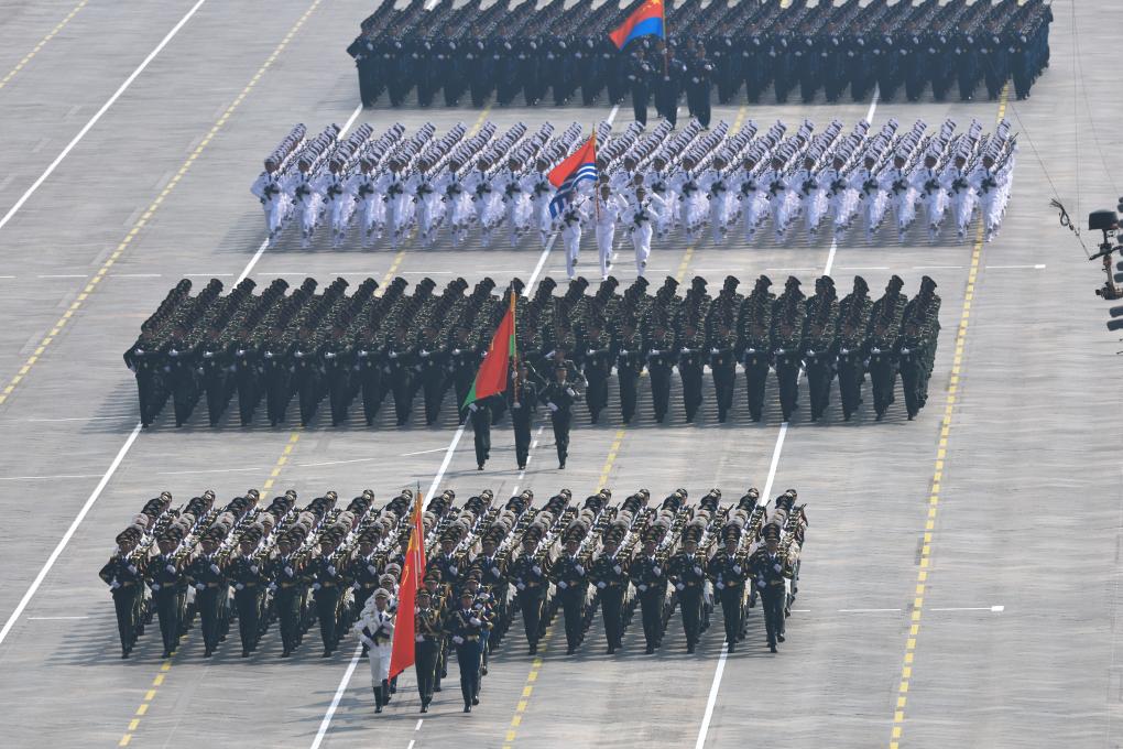 観閲を受ける徒歩隊列