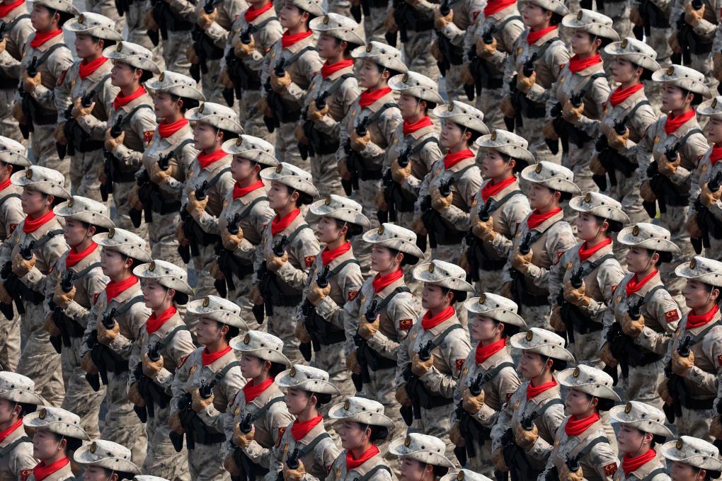 観閲を受ける民兵隊列