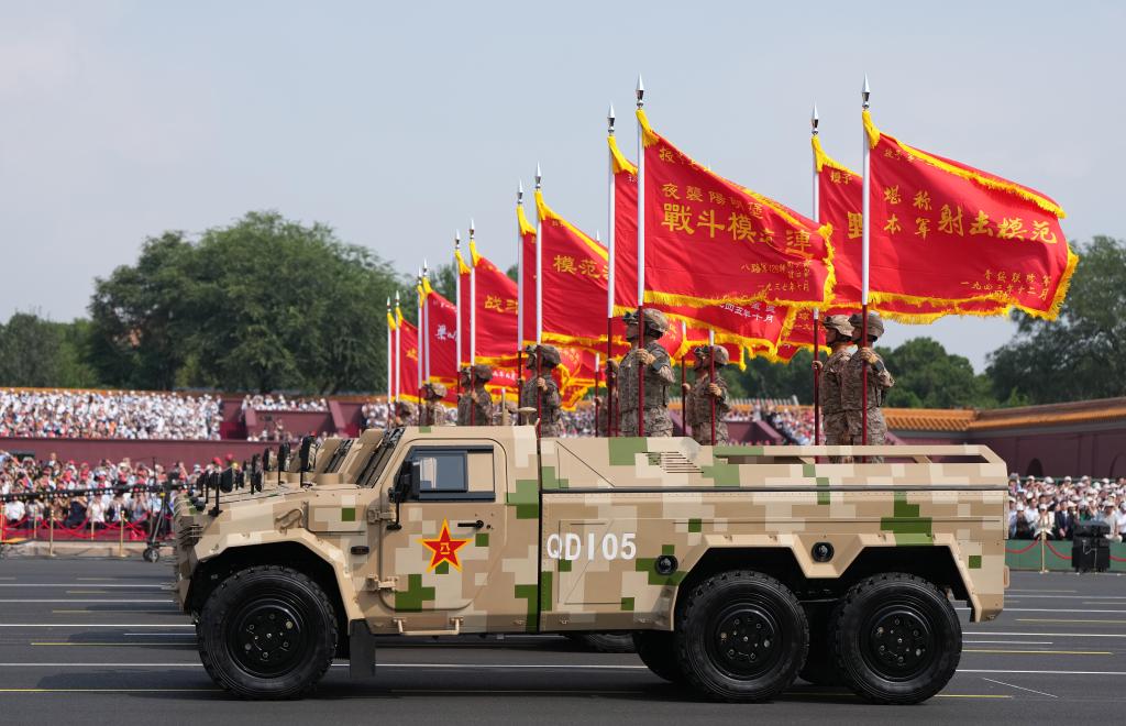 天安門広場を通過する戦旗隊列