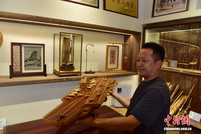 武夷竹細工の匠の技で空母「福建」をモデルにした作品を制作　福建省