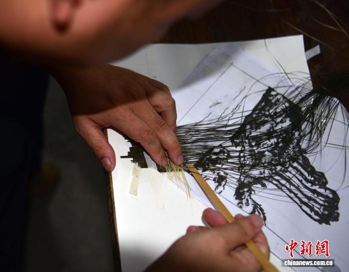 武夷竹細工の匠の技で空母「福建」をモデルにした作品を制作　福建省