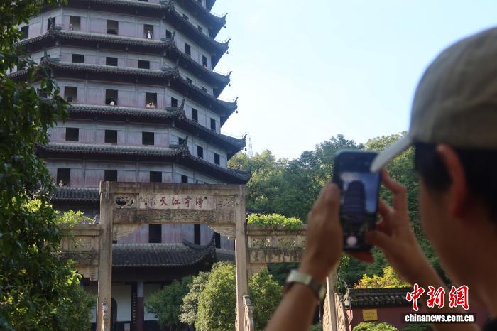 六和塔を撮影する観光客(8月30日撮影・孫琳茹)。