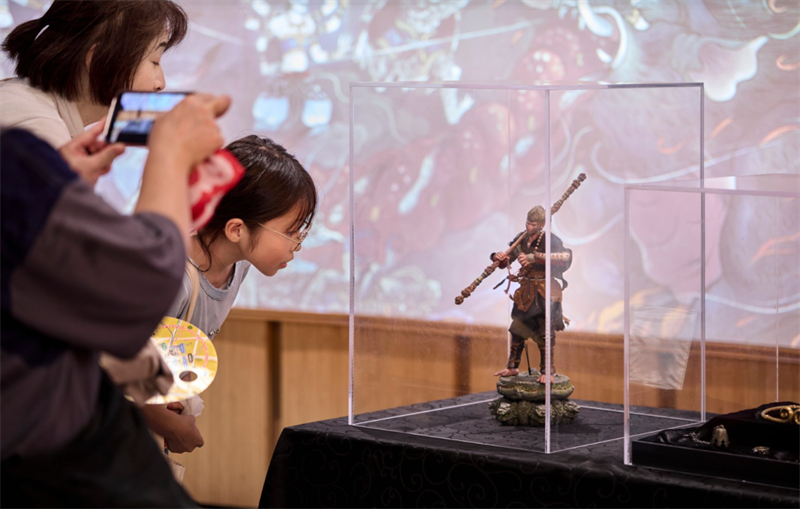 「黒神話:悟空」のフィギュアは多くの来場者を惹きつけ、写真を撮る来場者が数多く見られた。(中国国際貿易促進会提供)