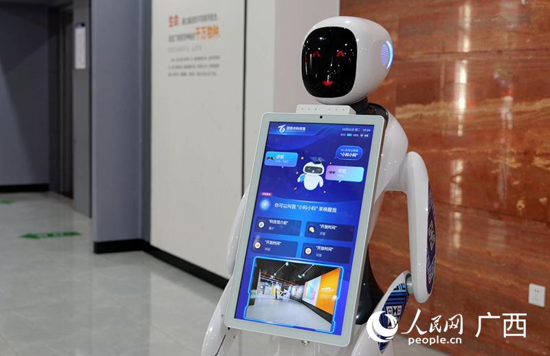 スマート接客ロボット。撮影・梁章暉