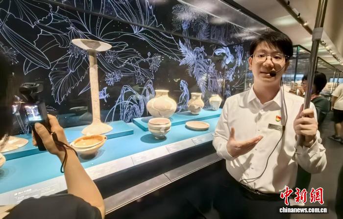 文化財を紹介する三星堆博物館の一級ガイド・何俊岷さん(9月3日撮影・安英昭)。