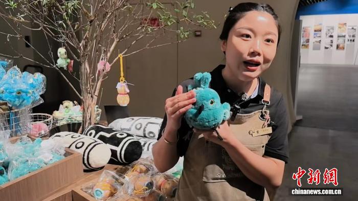 最近、人気となっているグッズを紹介する三星堆博物館・文化クリエイティブグッズショップの責任者・宋克花さん(9月3日撮影・安英昭)。