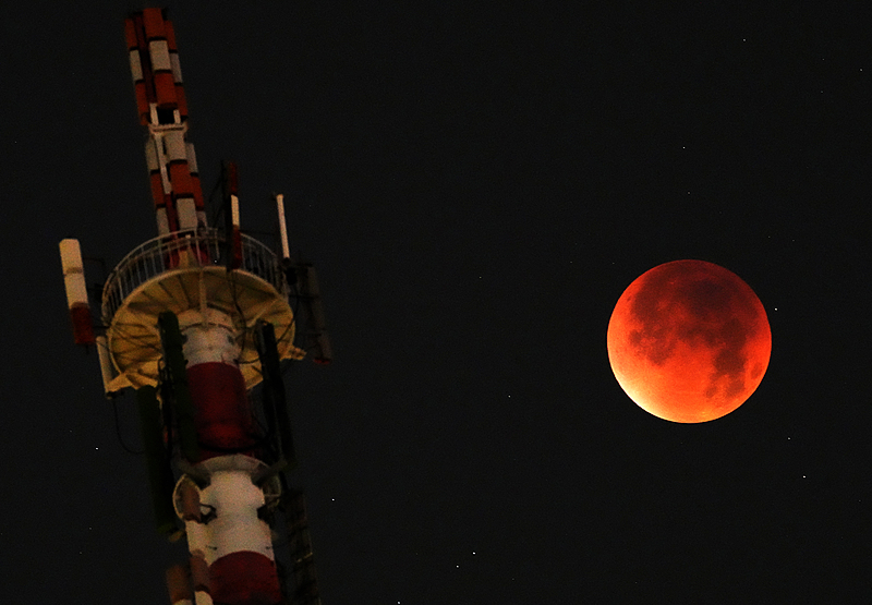 夜空に「赤い月」現る！　中国全土で観測された皆既月食
