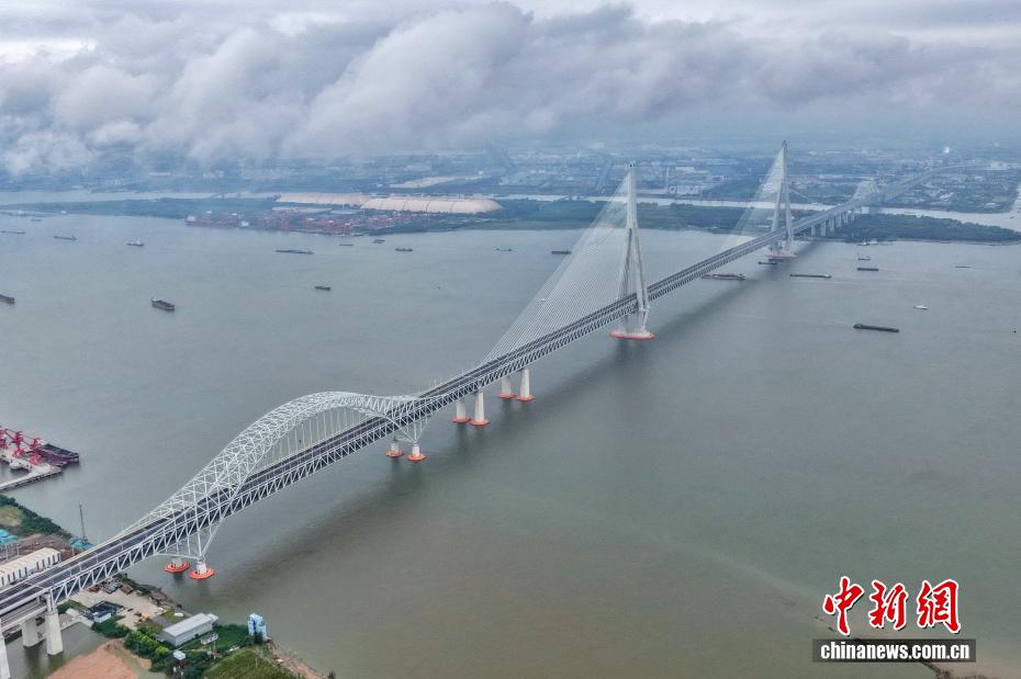 世界最大スパンの斜張橋・常泰長江大橋が開通