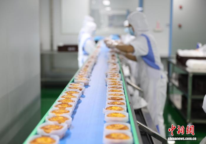 中秋節を控え、月餅生産にフル稼働の食品メーカー　寧夏・銀川