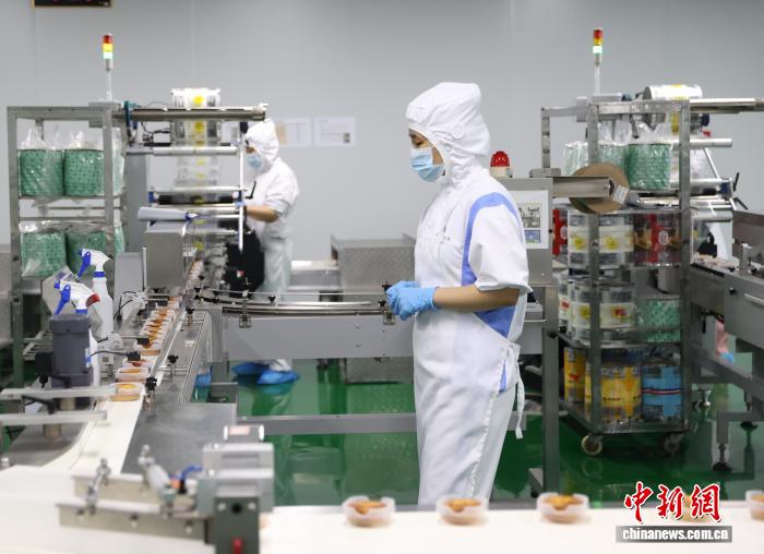 中秋節を控え、月餅生産にフル稼働の食品メーカー　寧夏・銀川