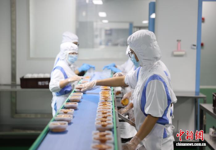 中秋節を控え、月餅生産にフル稼働の食品メーカー　寧夏・銀川