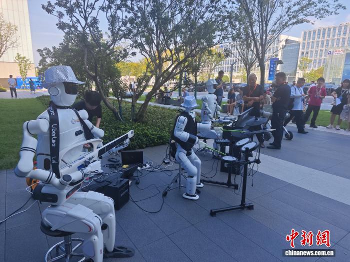 9月15日、長沙で開幕した2025インターネット岳麓大会で、楽器を演奏する人型ロボット。撮影・唐小晴
