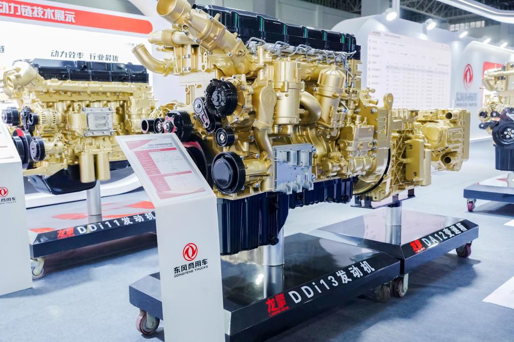 東風商用車有限公司が展示した新しいエンジンとトランスミッション(撮影・石歓)。