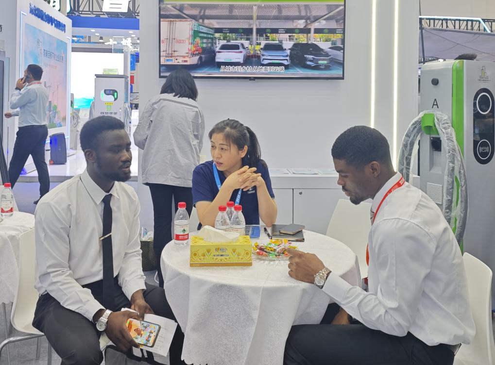 交易会で出展企業と商談を行う外国人クライアント(撮影・宋立崑)。