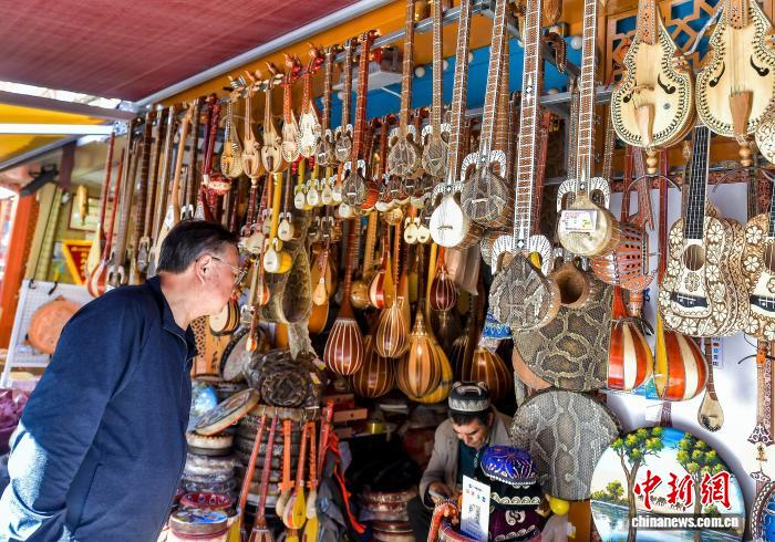 人気が続く新疆の秋の観光