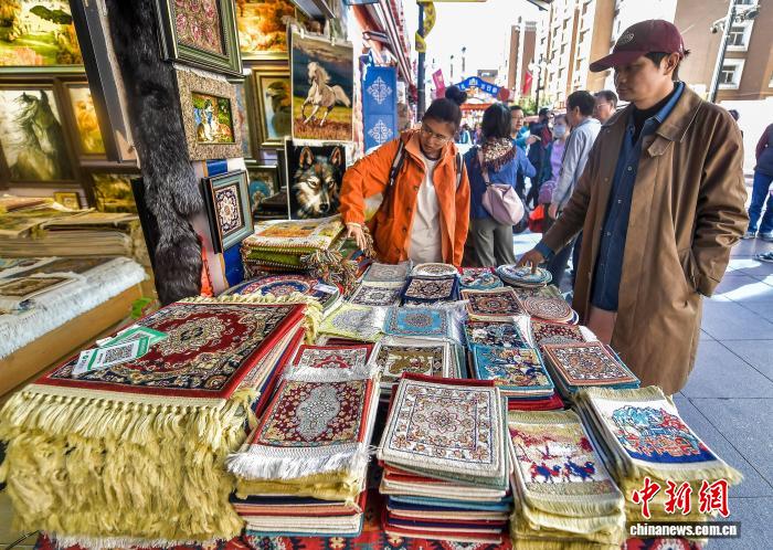 人気が続く新疆の秋の観光