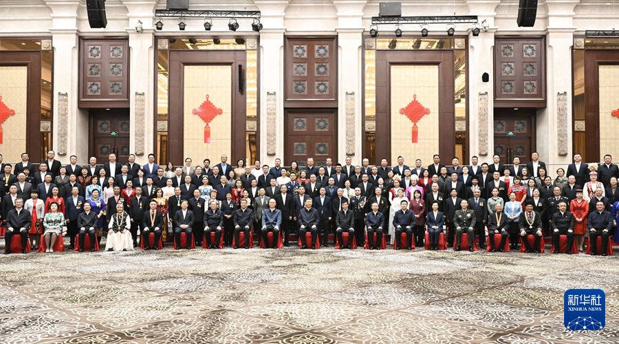 習近平総書記が新疆各民族・各界代表と接見