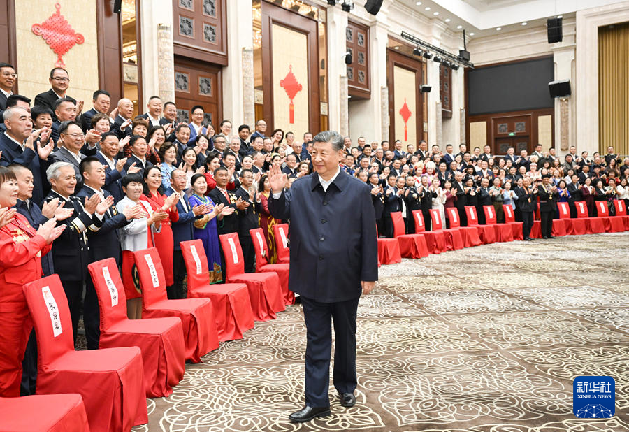 習近平総書記が新疆各民族・各界代表と接見