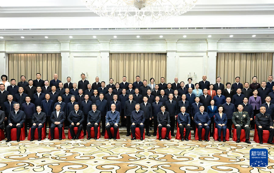 習近平総書記が新疆各民族・各界代表と接見