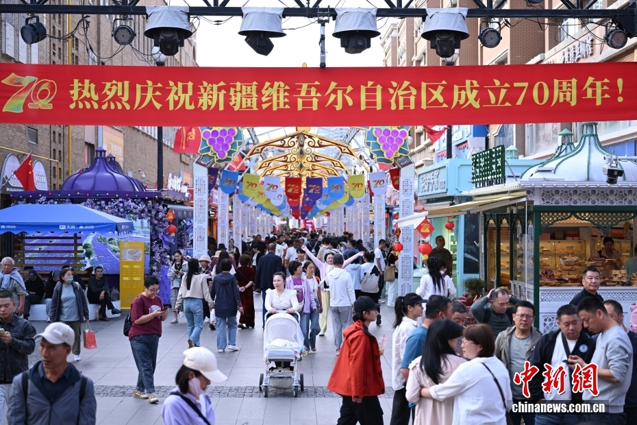 新疆維吾爾自治区成立70周年で祝賀ムード漂う烏魯木斉市