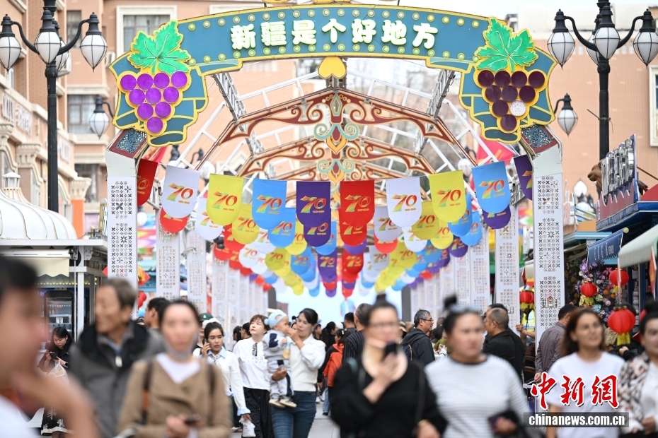 新疆維吾爾自治区成立70周年で祝賀ムード漂う烏魯木斉市
