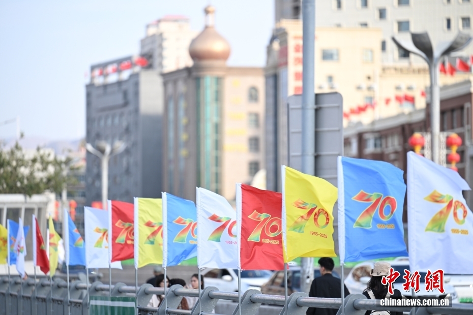 新疆維吾爾自治区成立70周年で祝賀ムード漂う烏魯木斉市