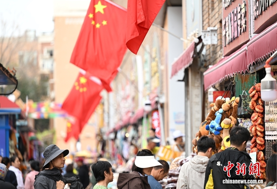 新疆維吾爾自治区成立70周年で祝賀ムード漂う烏魯木斉市