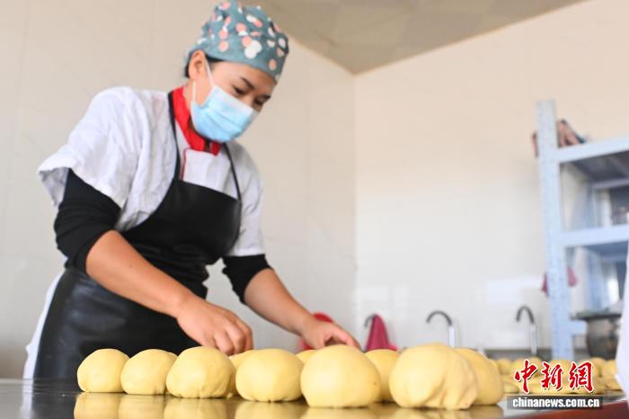 甘粛省で中秋節の贈答品として人気の「焼殼子」の注文殺到