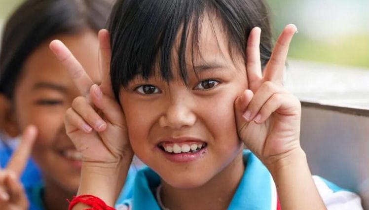 雲南省の「近視の児童0人」の小学校が3校に　奇跡はどうやって生まれたのか？                    雲南省紅河哈尼（ハニ）族彝（イ）族自治州屏辺県湾塘小学校が2022年の調査で、「近視の児童が0人」であることが確認されたのに続いて、同省で今年、新たに2校で、「近視の児童が0人」であることが確認された。それは、普洱（プーアル）市孟連傣(タイ)族拉祜(ラフ)族佤(ワ)族自治県の腊福小学校と、戈的小学校だ。同2校に通う児童は323人で、近視が0人であるだけでなく、全児童の視力が1.0以上だった。詳細>