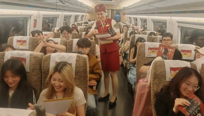 コンサートを楽しんだファンたちがとんぼ返りできる高速列車が話題に                    北京でコンサートを楽しんだ後、夜間のうちに高速列車でとんぼ返りできることが話題となっている。詳細>