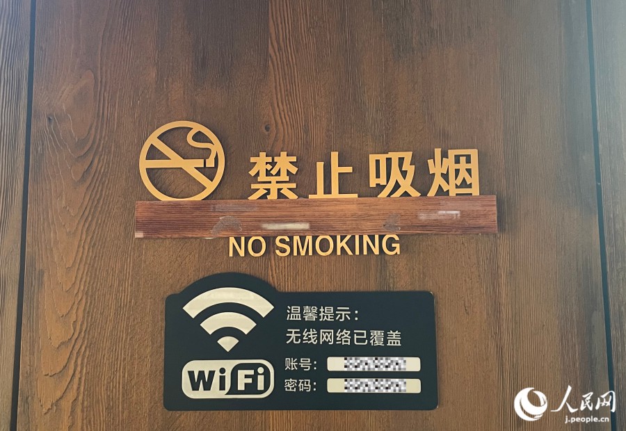 店内のネットワーク名とパスワード表示の例(写真・勝又あや子)