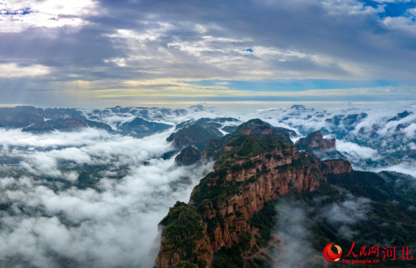 東太行百里画廊に広がる美しい雨上がりの雲海　河北省