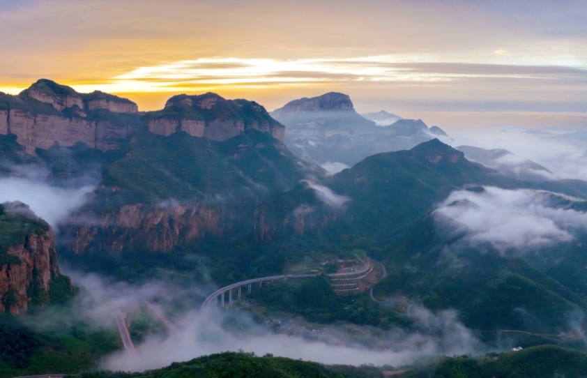 東太行百里画廊に広がる美しい雨上がりの雲海　河北省
